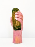 Daniel Wagenblast · „Handpatrone” · 2023 · Holz bemalt · 12 x 24 x 11 cm