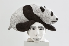 Lothar Seruset · „Panda” · 2019 · Keramik · 31 x 43 x 27 cm