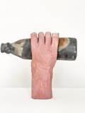 Daniel Wagenblast · „Handbierflasche” · 2023 · Holz bemalt · ca. 26 x 22 x 10 cm