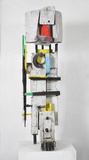Menno Fahl, Kavalier, 2022, verschiedene Materialien bemalt, 140x40x50 cm