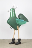 Matthias Garff, Grüner Vogel, 2020, Koffer, Eimer, Besteck, Badesandalen, Gummistiefel, 190 x 40 x 140 cm