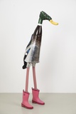 Matthias Garff · „Erpel I” · 2023 · Wasserkrug, Dekobanane, Thermoskanne, Schuh, Aluminiumformen, Schlägerhülle, Axtstiele, Gummistiefel · 143 x 35 x 60 cm