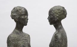 Detail: aus der Reihe „Transit“;  „TRANSIT I und II“: 126/127 cm, 2012, Bronze, Ex 2 von 3