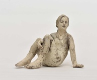 Silvia Siemes · „Bleiben, Warten” · 2023 · Terrakotta, engobiert · 28 cm