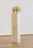 Jan Thomas · „Nashorn” · 2016 · Keramik · Höhe 130 cm