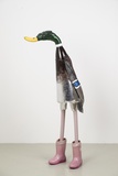 Matthias Garff · „Erpel II” · 2023 · Wasserkrug, Dekobanane, Thermoskanne, Schuh, Aluminiumformen, Fahrradschutzblech, Axtstiele, Gummistiefel · 130 x 30 x 65 cm