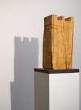 Rasso Hecker · aus der Reihe des monuments „Monument VII” · 2020 · Steineiche · 29 x 13 x 10 cm