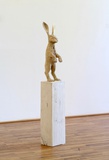 Jan Thomas · „Bunny” · 2018 · Pappelholz, Lasur · Höhe 125 cm
