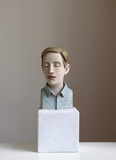 Annette Meincke-Nagy · „Träumer mit hellblauem Hemd” · 2022 · Cellulose, Quarzsand, Pigment · H 40 cm