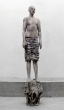 aus der Reihe „Wald, (Quell)“, 2015, Terrakotta engobiert, 170 cm 