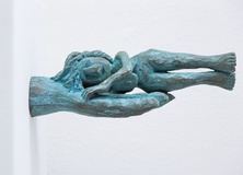 Daniel Wagenblast	„Emma 3“ (Hand Frau), 2012, Bronze patiniert, 25x10x10 cm	