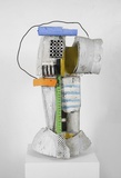 Menno Fahl · „Weißer Hörer-Kopf” · 2023 · Collage-Plastik, verschiedene Materialien bemalt · 75 x 45 x 39 cm