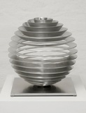 Martin Willing · „Kugel, radial” · 2013/18 · Duraluminium, gefräst, geschliffen, gebogen, vorgespannt auf justierbarer Alu-Platte · Höhe 42 cm, Ø 40 cm · Ex. 10/10