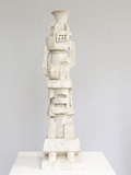 Erol Uysal · „Stehende Figur I” · 2012 · Ton bemalt · 63 x 16 x 17 cm
