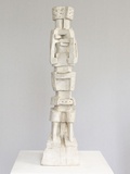 Erol Uysal · „Stehende Figur II” · 2012 · Ton bemalt · 67 x 17 x 20 cm