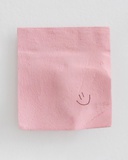 Jessi Strixner, Post it - smile, 2024, Lindenholz geschnitzt, Acryl, Magnet, 6 x 6 cm 