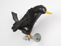 Matthias Garff, Amsel, 2021, Gummistiefel, Handschuhe, Kupferform, Buntstifte, 35 x 18 x 50 cm