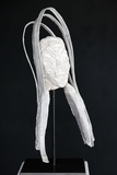 Freidrehen · 2017 · Holz, Metall, Stoff, Öl · Höhe 46 cm