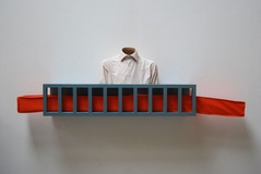 Christoph Platz · „Cassiber” · 2013 · Linde, farbig gefasst, versch. Materialien · 58 x 197 x 27 cm