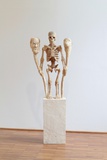 Jan Thomas · „Origin theories” · 2019 · Pappelholz, Lasur · Höhe 158 cm