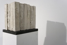 Rasso Hecker · aus der Reihe des monuments „Monument IV” · 2019 · Beton · 20 x 21 x 14 cm