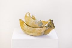 Bananenbund, 2023, Keramik, Engobe, Glasur, 41x18x17 cm