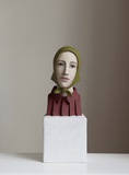 Annette Meincke-Nagy · „Mit grünem Kopftuch” · 2022 · Cellulose, Quarzsand, Pigment · H 41 cm
