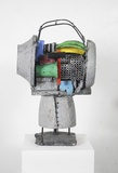 Menno Fahl · „Grauer Hörer-Kopf” · 2023 · Collage-Plastik, verschiedene Materialien bemalt · 75 x 45 x 39 cm