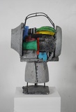 Menno Fahl, Grauer Hörer-Kopf, 2023, verschiedene Materialien bemalt, 75x45x39 cm