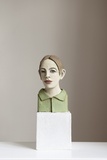 Annette Meincke-Nagy · „Mit hellgrüner Bluse II” · 2021 · Cellulose, Quarzsand, Pigment · H 41 cm