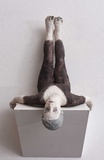 Silvia Siemes · „Bleiben, Warten” · 2022 · Terrakotta, engobiert · 40 cm (zzgl. Wandsockel)