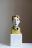 Annette Meincke-Nagy · „Träumer mit gelben Pullover” · 2022 · Cellulose, Quarzsand, Pigment · H 41 cm