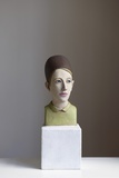 Annette Meincke-Nagy · „Mit brauner Kappe” · 2022 · Cellulose, Quarzsand, Pigment · H 44 cm