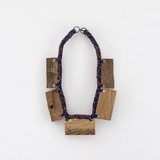 Silke Spitzer · „Zopfkette mit 5 Holzblättern” · 2019 · Baumwolle, Silber · ca. 35 x 29 x 1,5 cm
