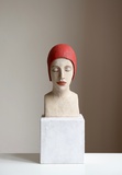 Annette Meincke-Nagy · „Mit roter Badekappe” · 2022 · Cellulose, Quarzsand, Pigmente · H 41 cm